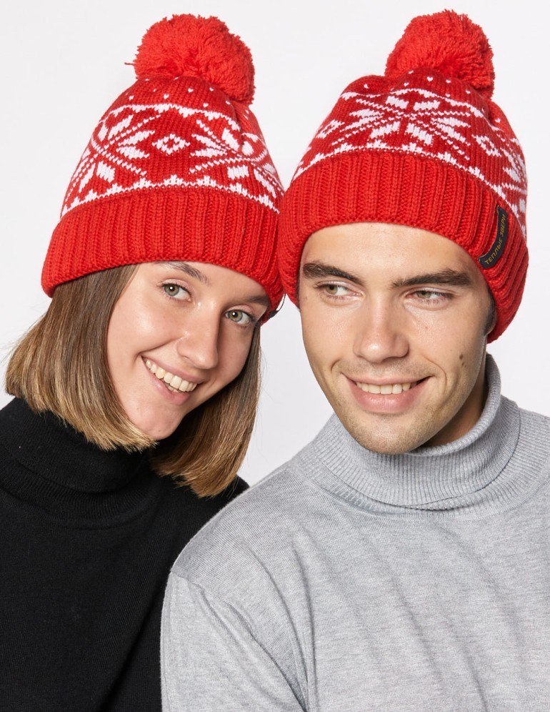 Мужская и женская шапки со снежинками - фото3