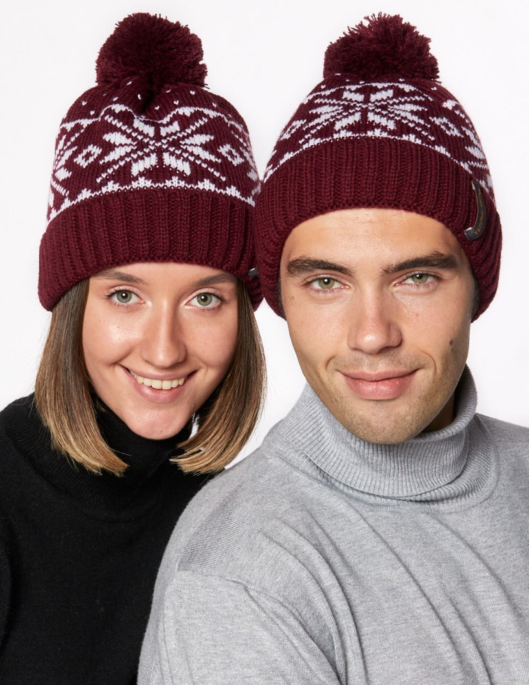 Мужская и женская шапки со снежинками - фото1