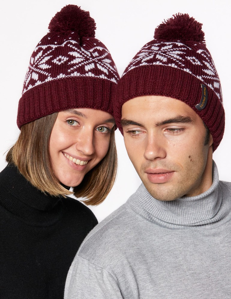 Мужская и женская шапки со снежинками - фото2