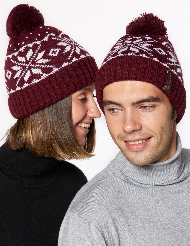 Мужская и женская шапки со снежинками - фото3