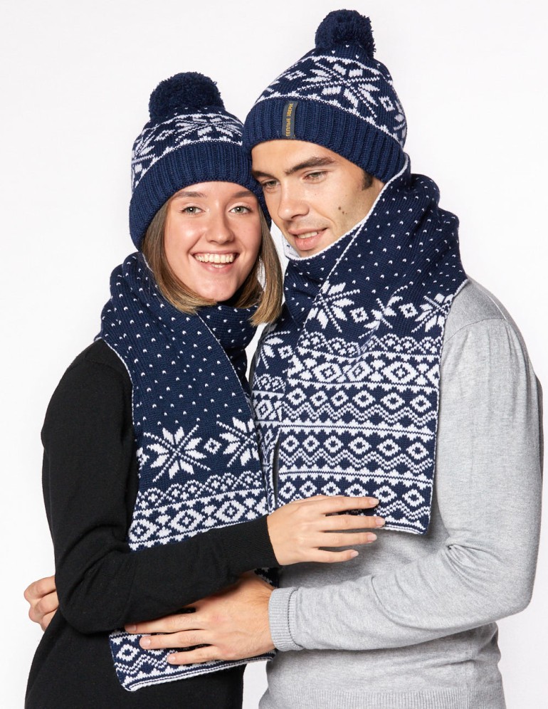 Шапка и шарф со снежинками для мужчины и женщины - фото1