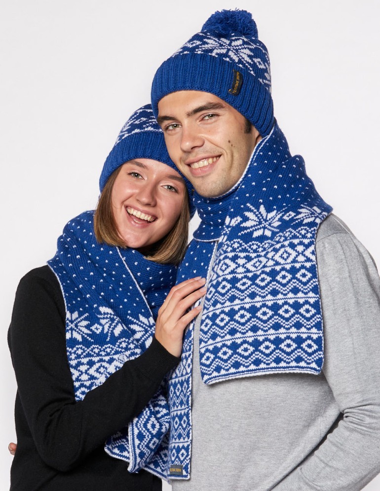 Шапка и шарф со снежинками для мужчины и женщины - фото2