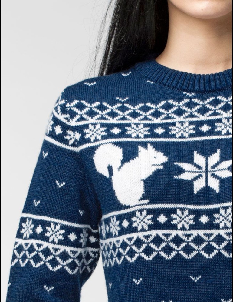 Женский свитер с белкой - фото5