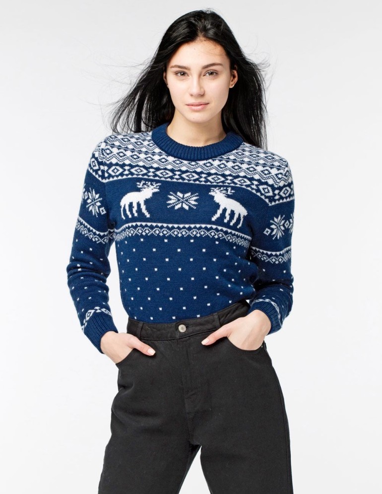 Женский свитер с оленями - фото1