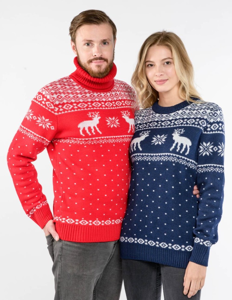 Мужской и женский свитеры с оленями - фото1