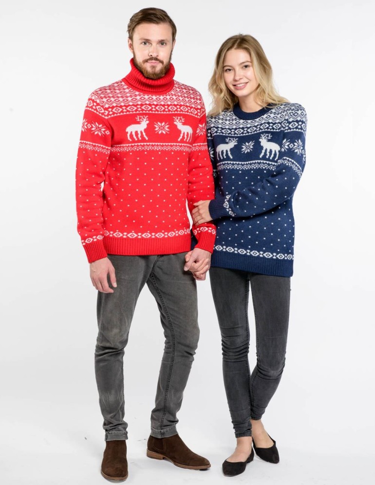 Мужской и женский свитеры с оленями - фото3