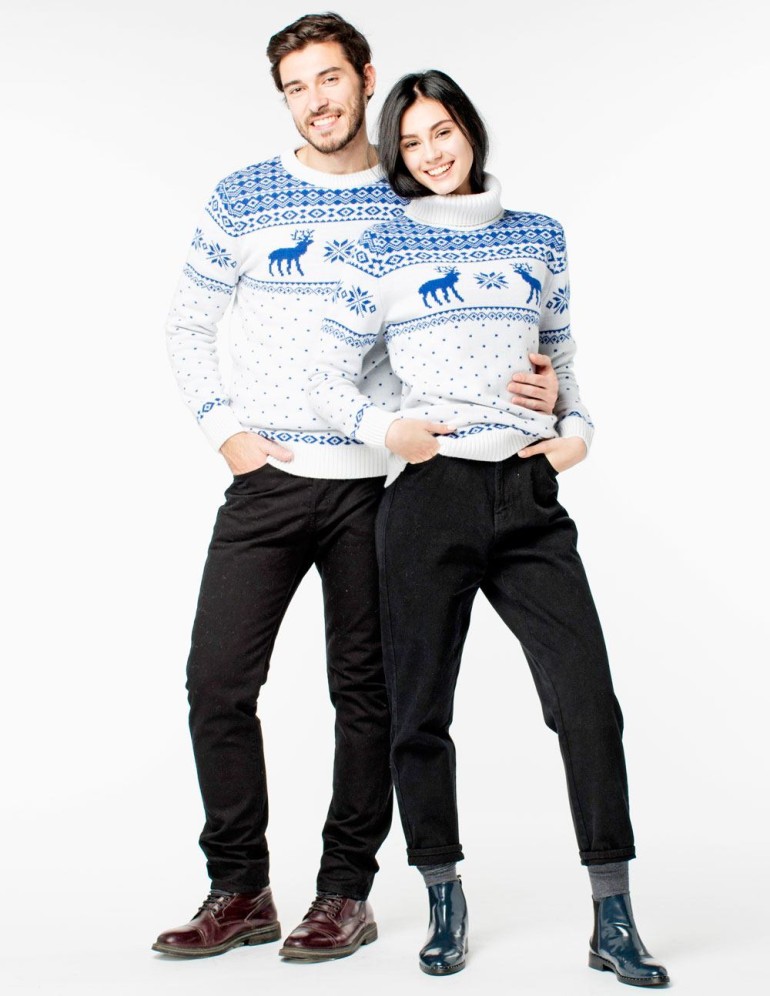 Мужской и женский свитеры с оленями - фото3