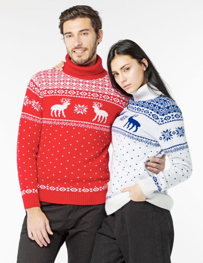 Мужской и женский свитеры с оленями - фото1