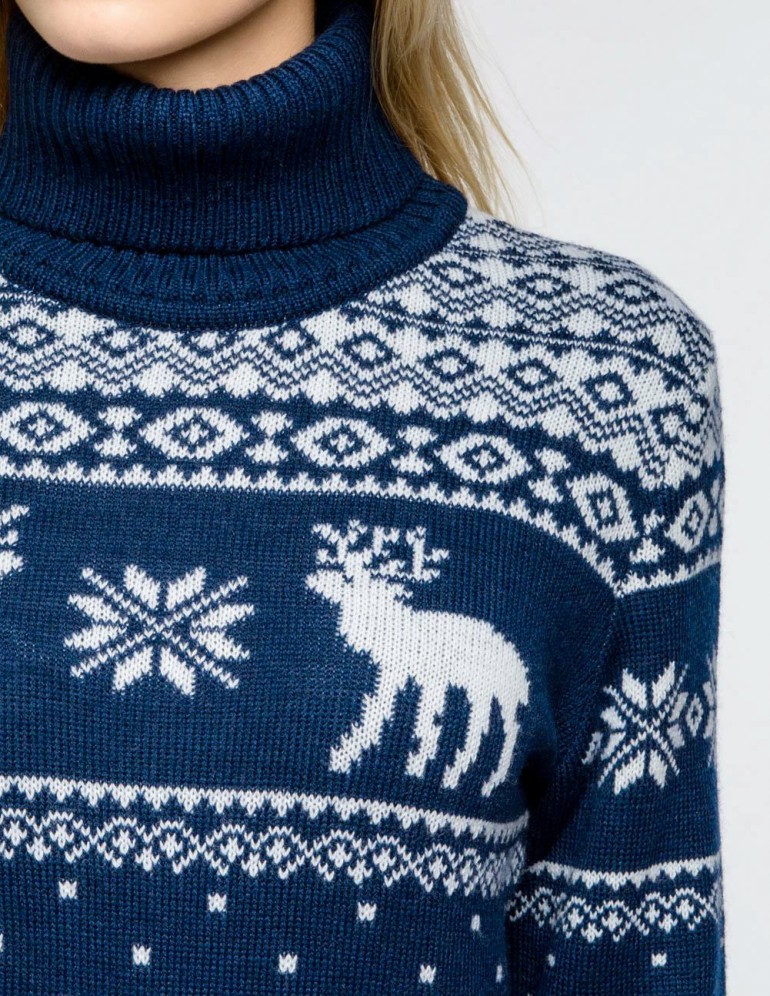 Женский свитер с оленями с горлом - фото2