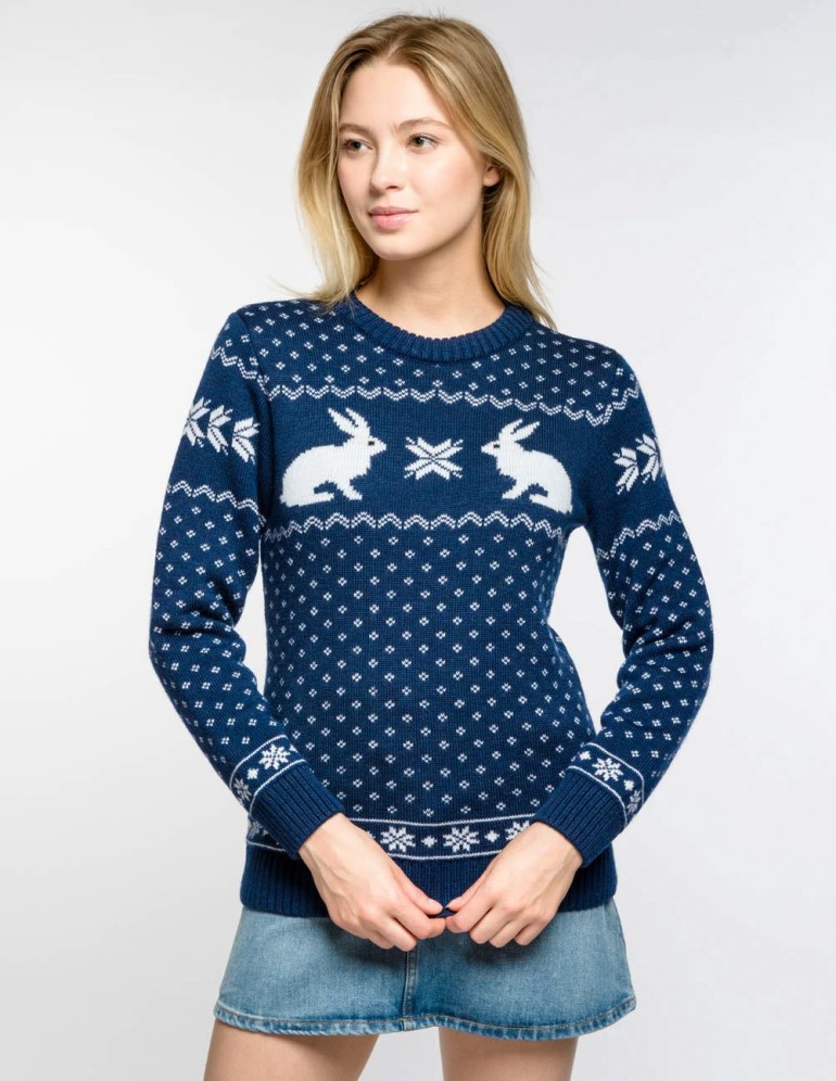 Женский свитер с зайцами - фото1