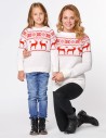 Свитеры с оленями в ряд для мамы и дочки - фото2