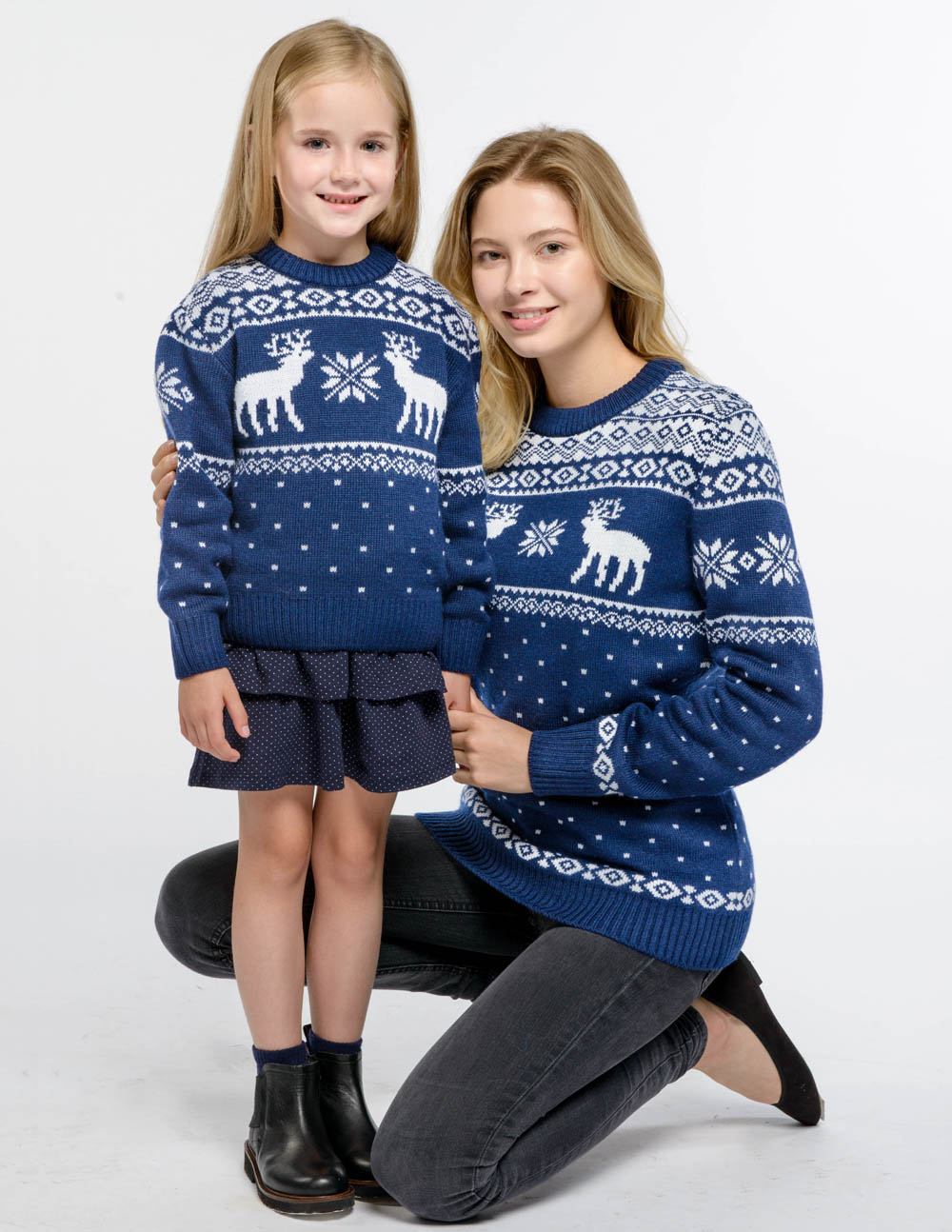 Свитеры с оленями для мамы и дочки - фото2