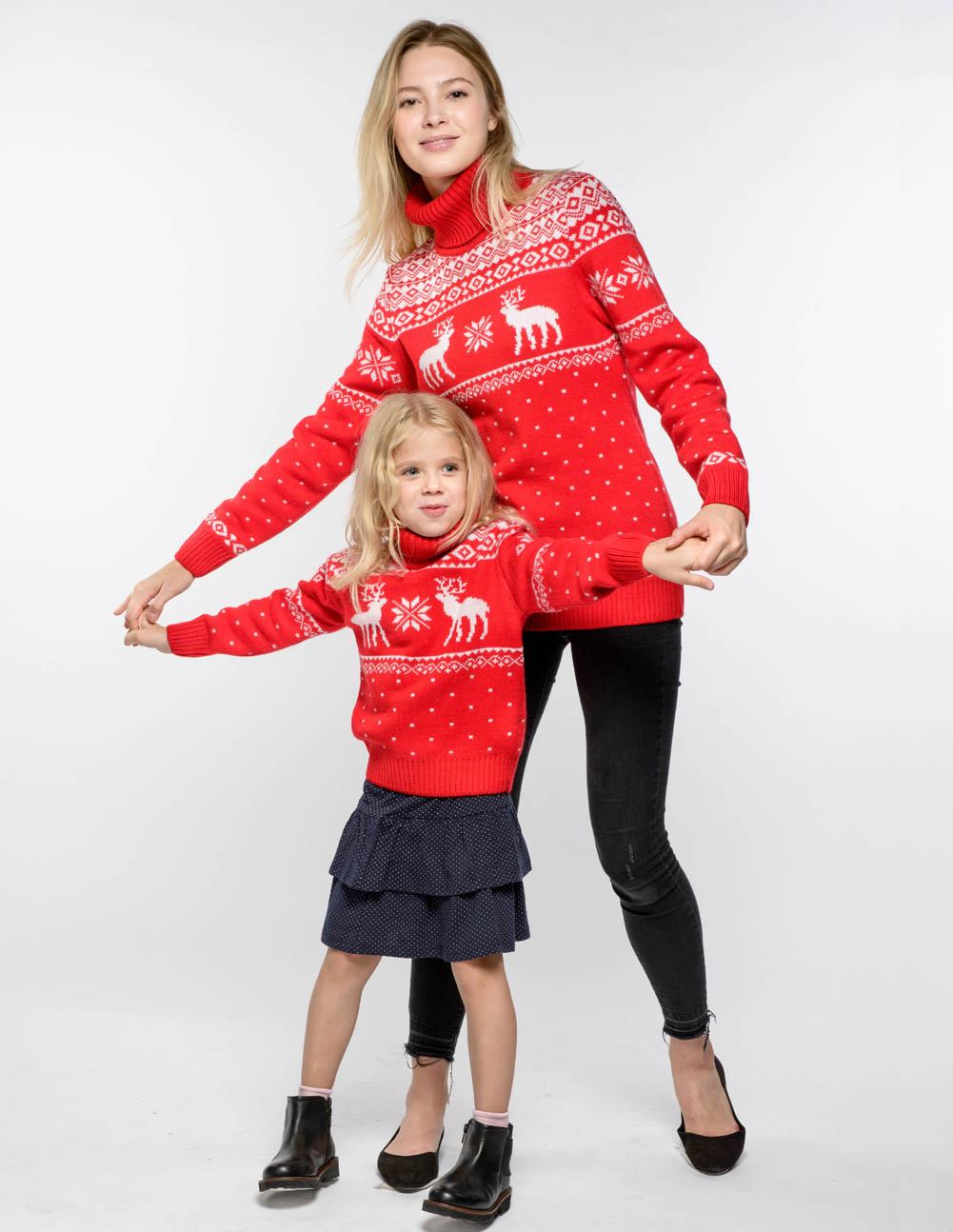 Свитеры с оленями для мамы и дочки - фото3