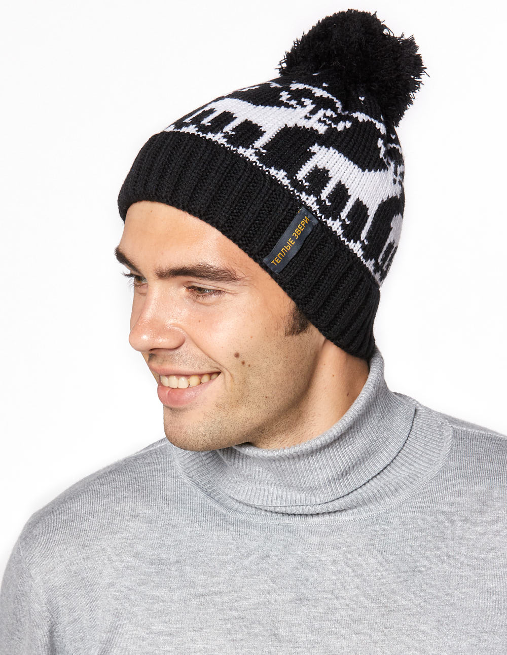 Мужская шапка с оленями - фото1