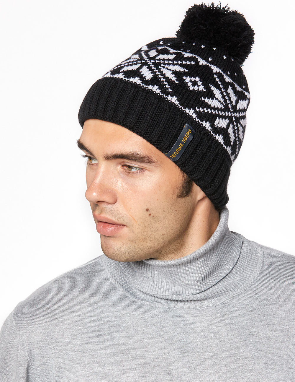 Мужская шапка со скандинавскими снежинками - фото1
