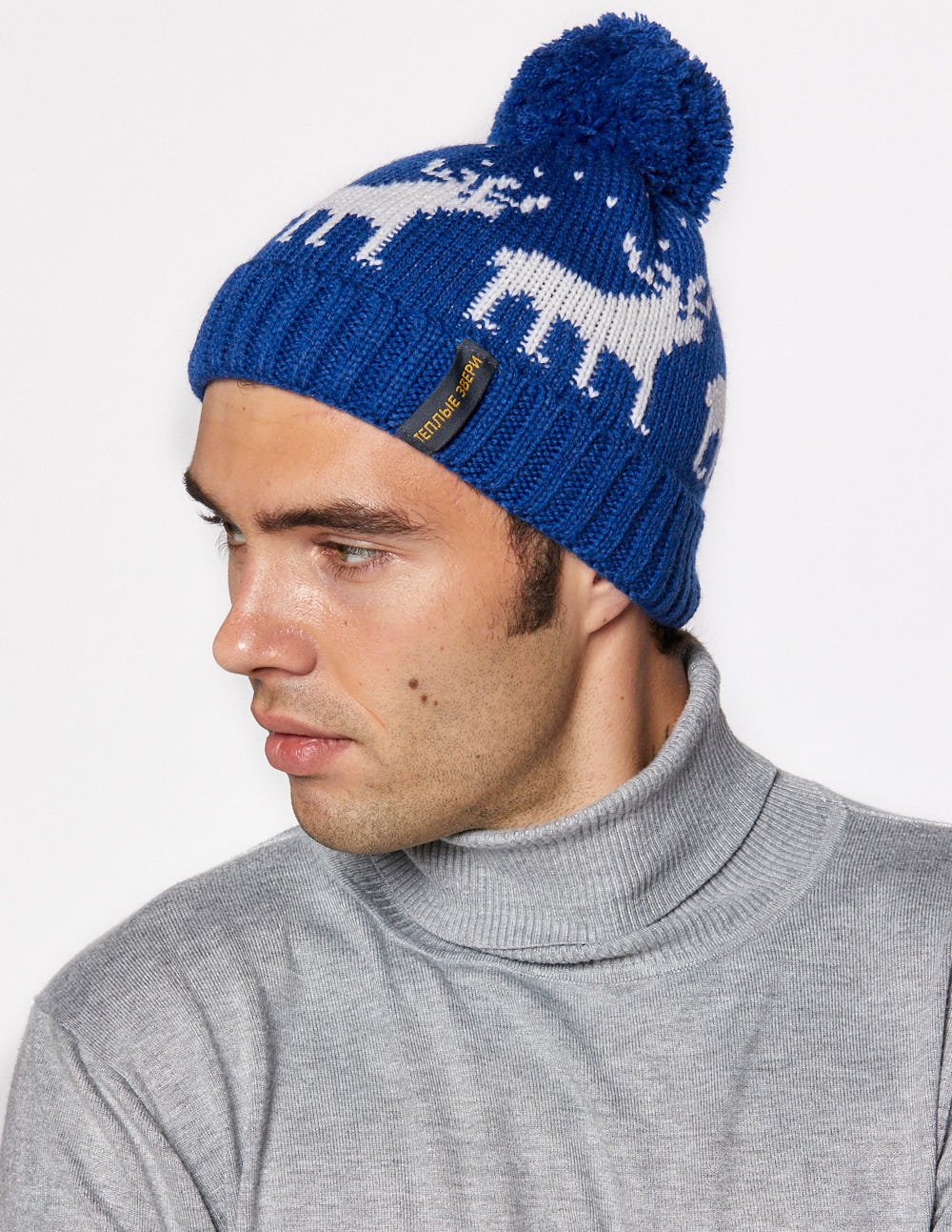 Мужская шапка с оленями - фото1