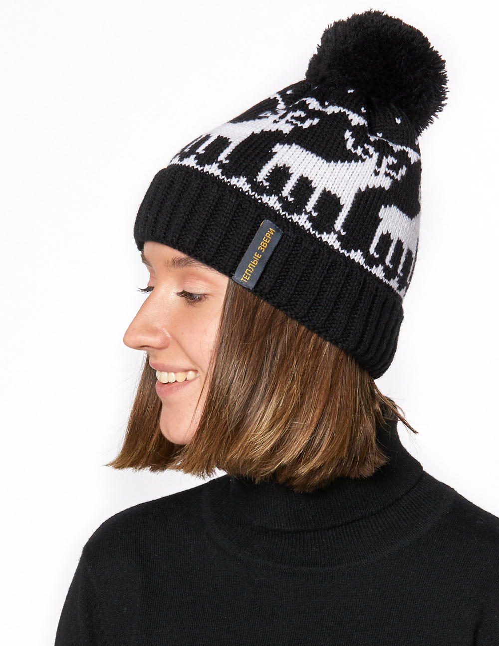 Женская шапка с оленями - фото1