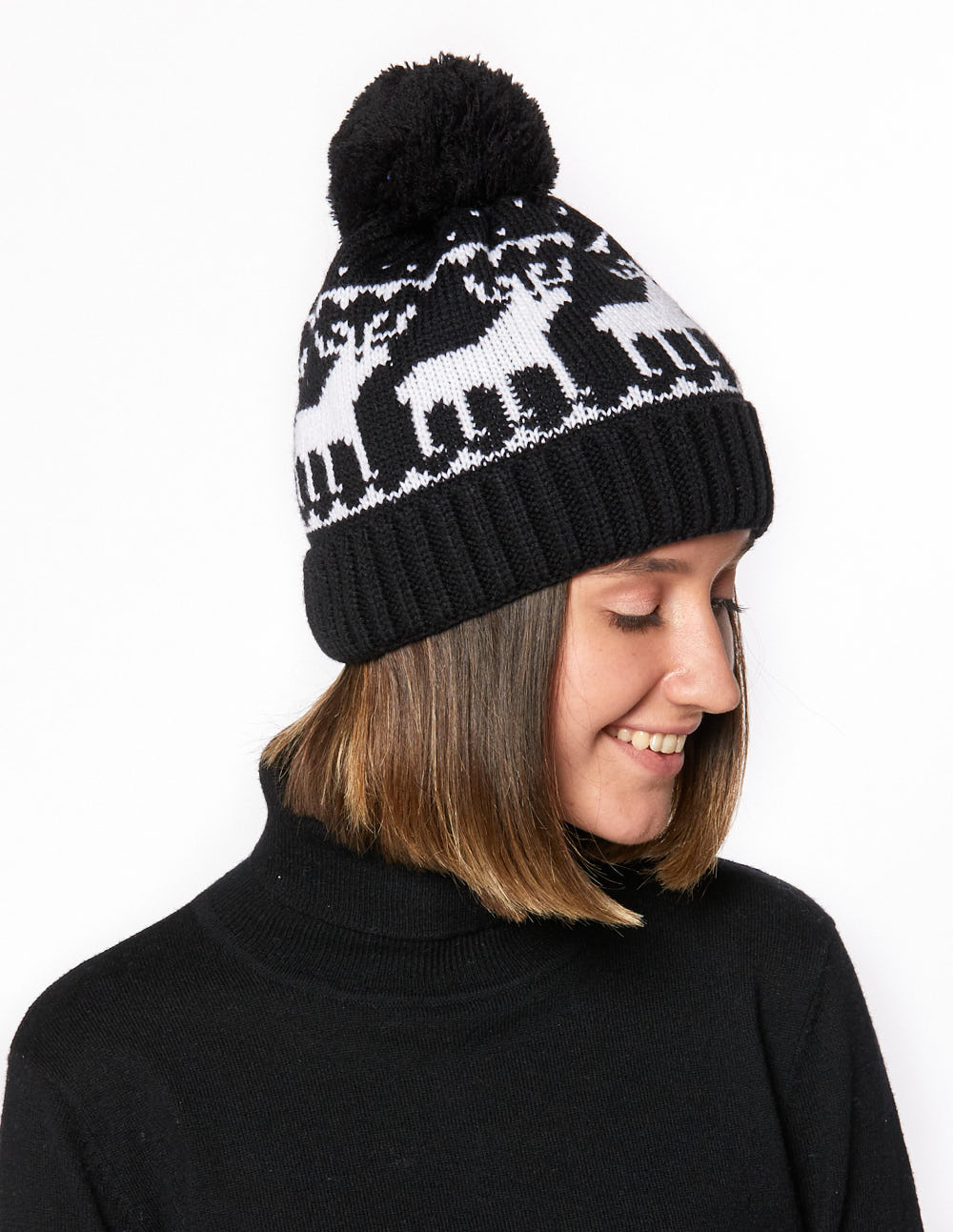 Женская шапка с оленями - фото2