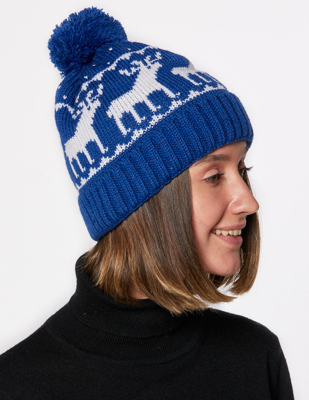 Женская шапка с оленями - фото2