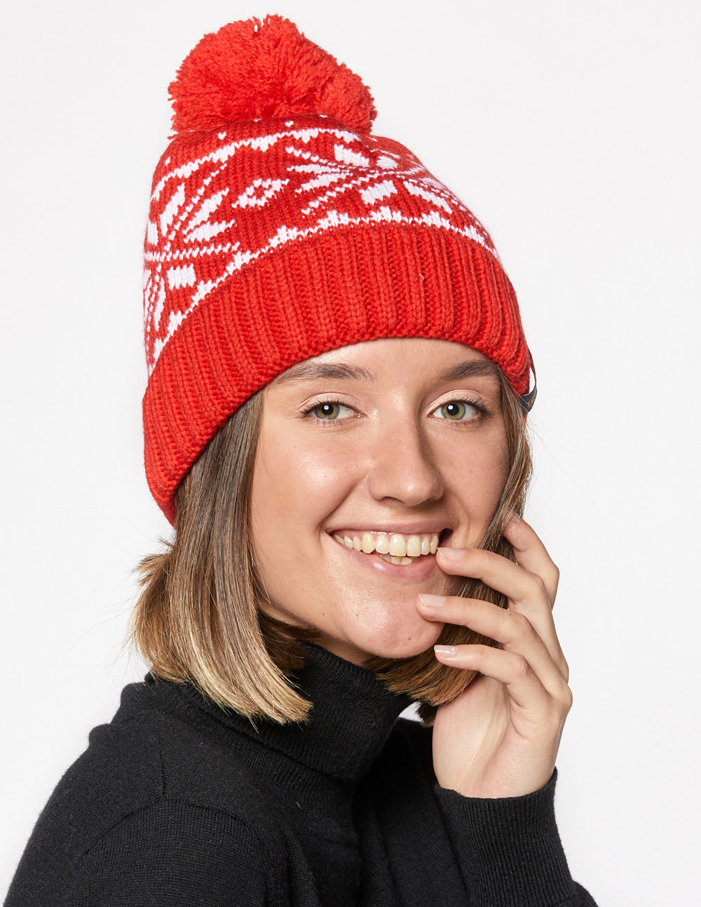 Женская шапка со скандинавскими снежинками - фото2