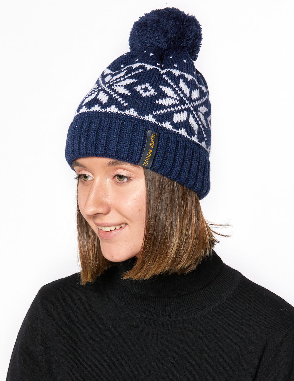 Женская шапка со скандинавскими снежинками - фото1