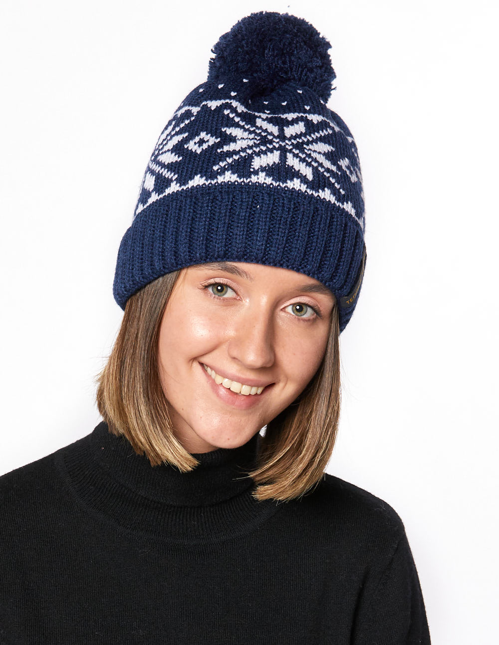 Женская шапка со скандинавскими снежинками - фото2