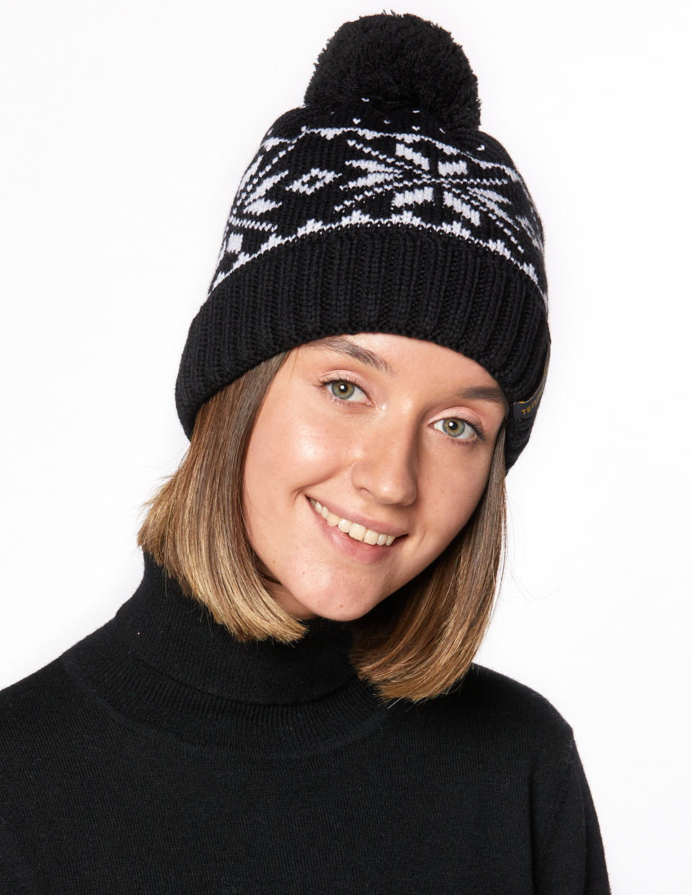 Женская чёрная шапка со скандинавскими снежинками - купить в интернет ...