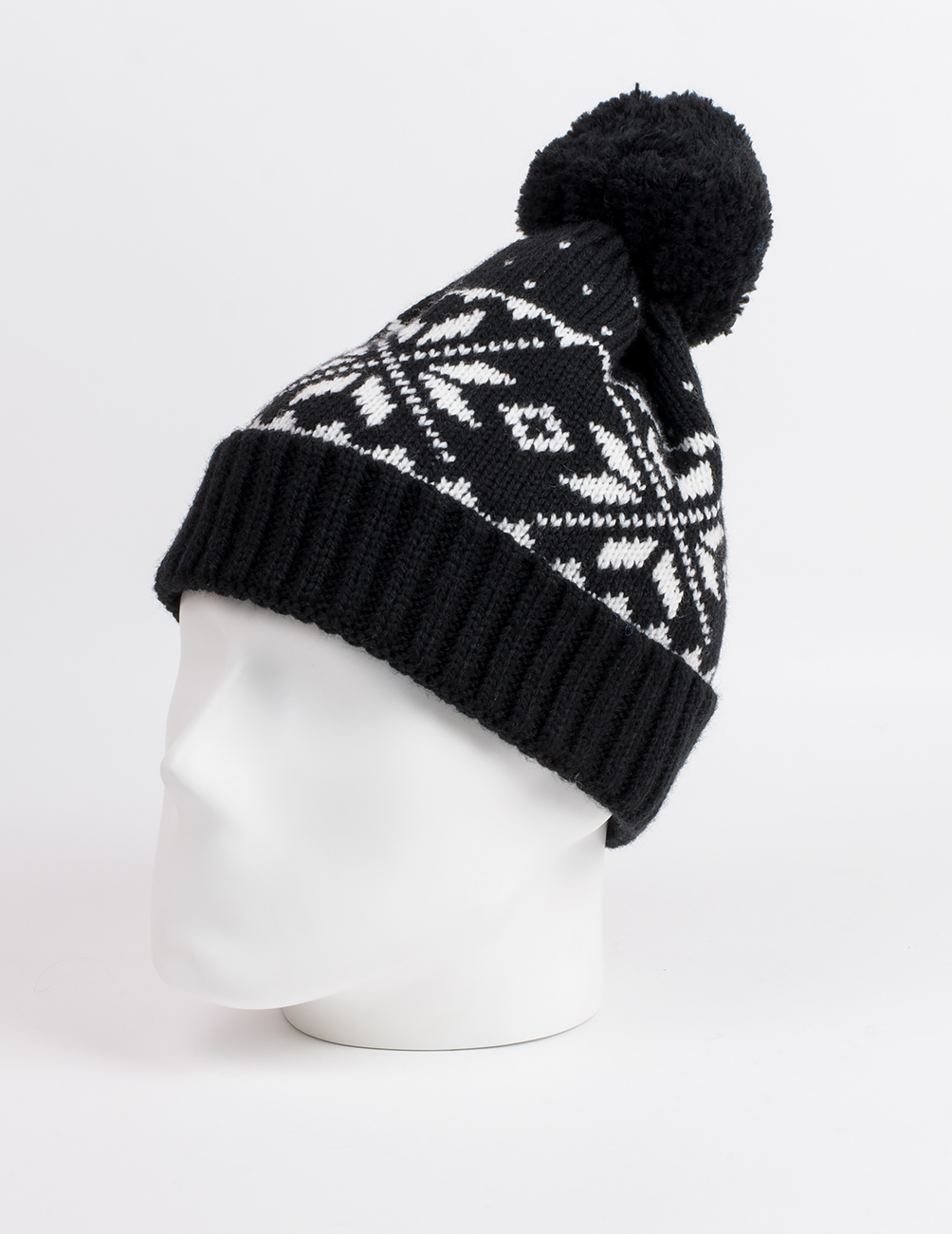 Женская шапка со скандинавскими снежинками - фото3