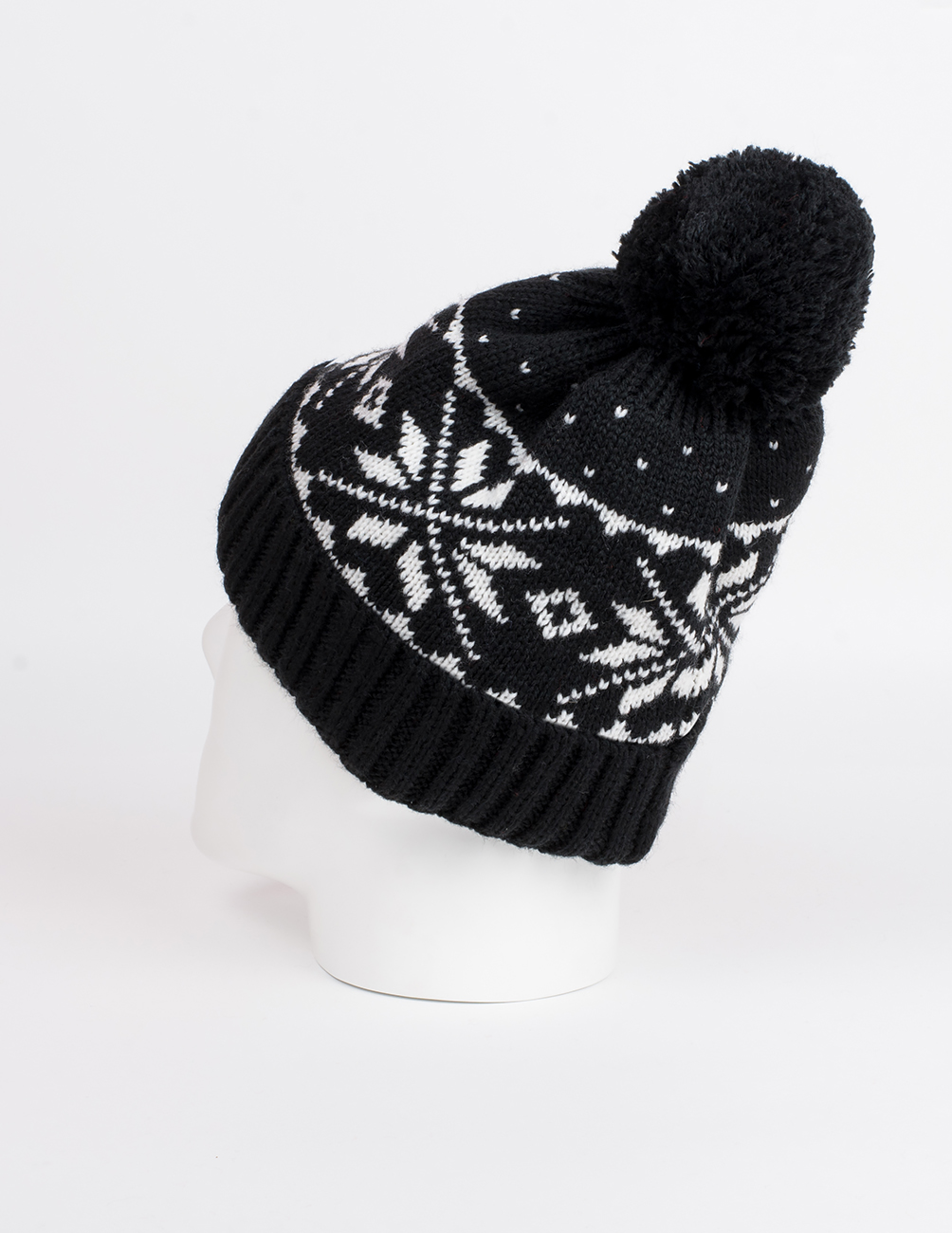 Женская шапка со скандинавскими снежинками - фото4