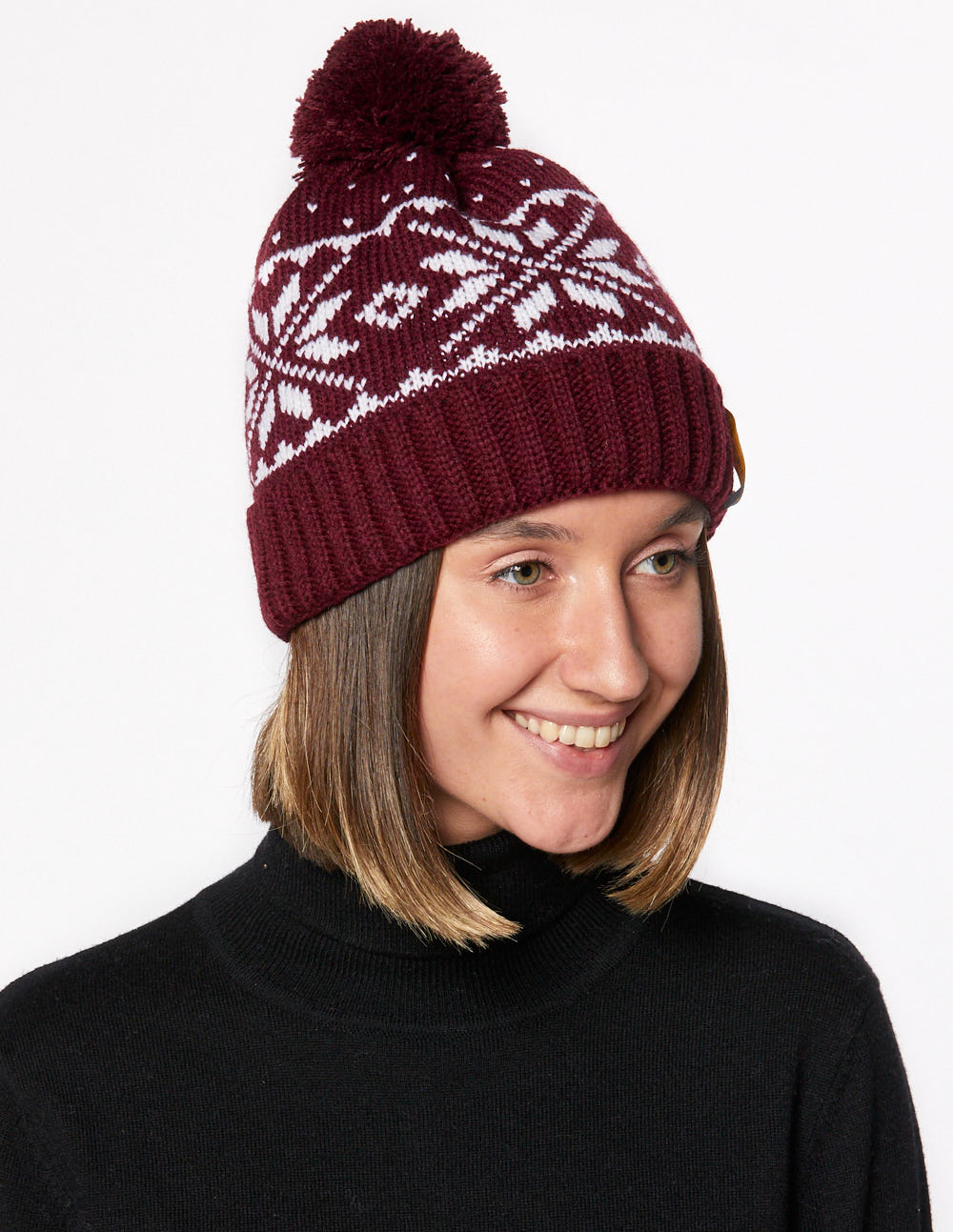 Женская шапка со скандинавскими снежинками - фото2