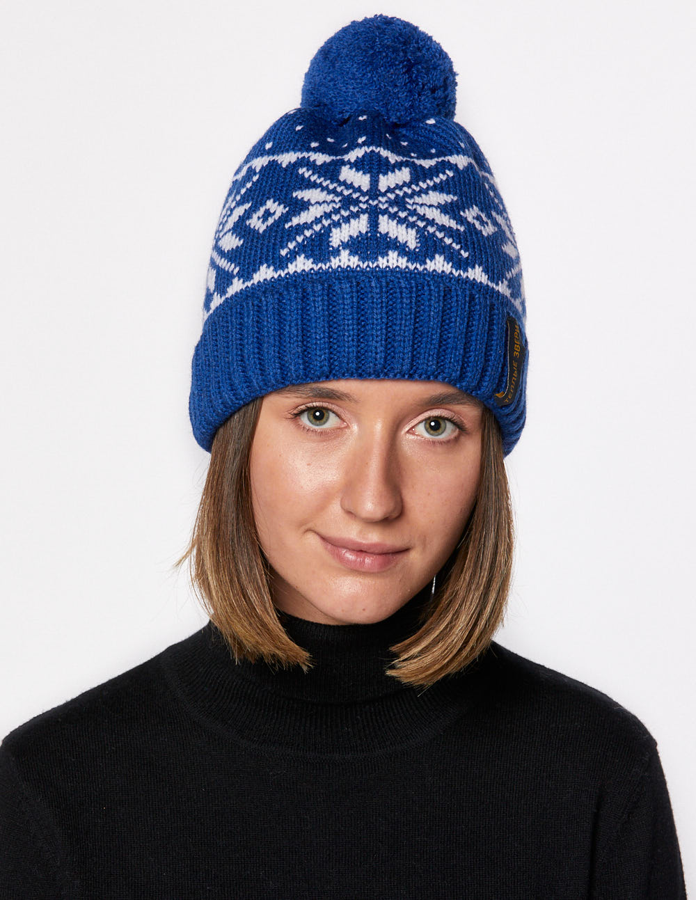 Женская шапка со скандинавскими снежинками - фото1