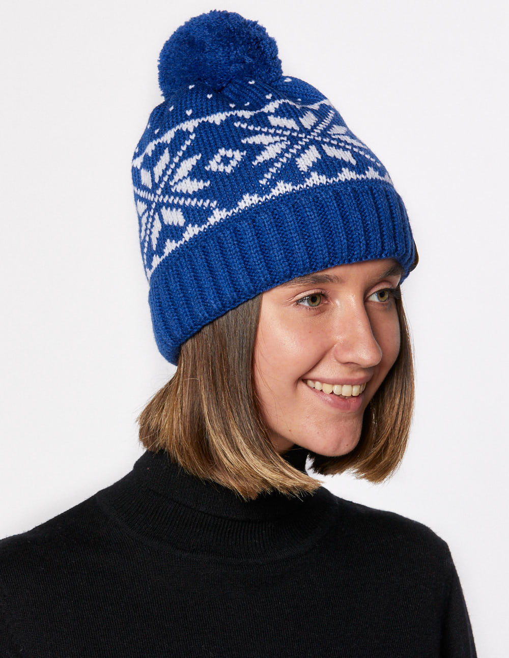 Женская шапка со скандинавскими снежинками - фото2