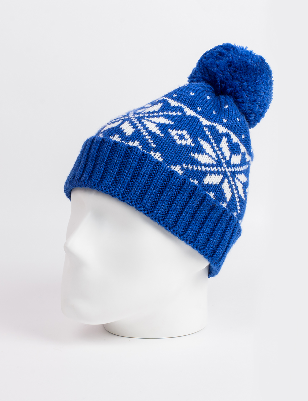 Женская шапка со скандинавскими снежинками - фото3