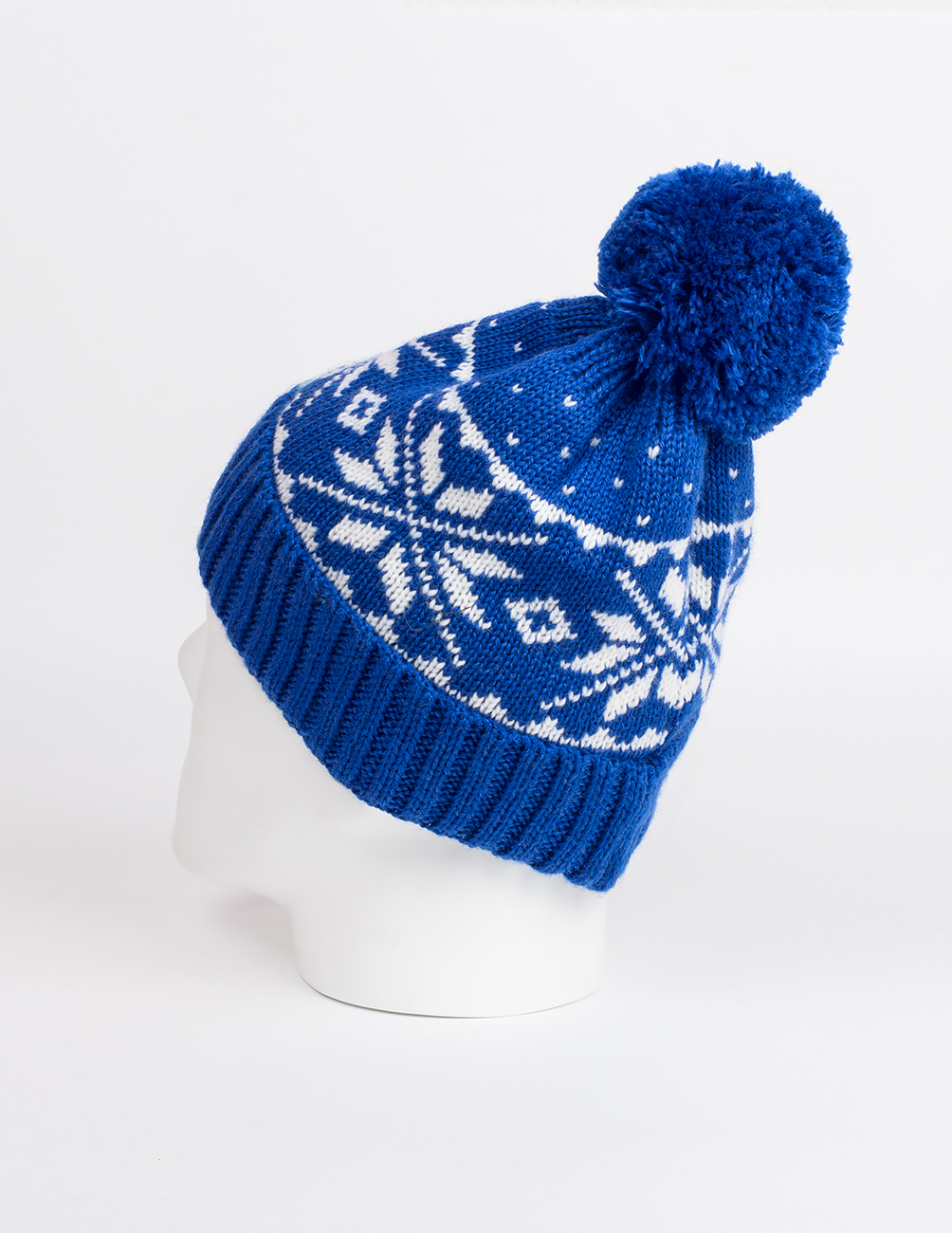 Женская шапка со скандинавскими снежинками - фото4