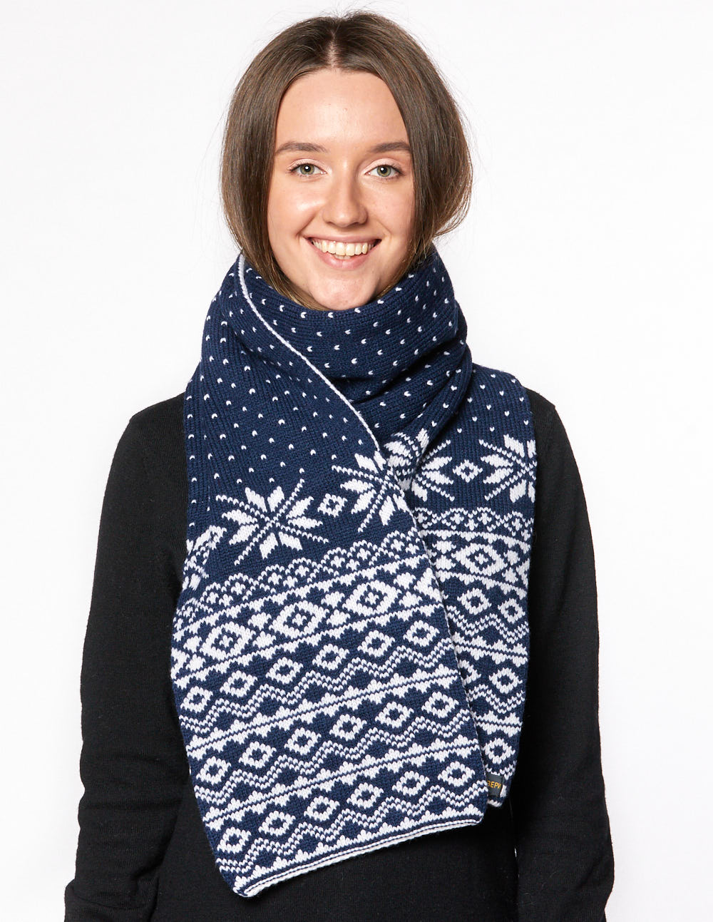 Женский шарф со скандинавскими снежинками - фото1