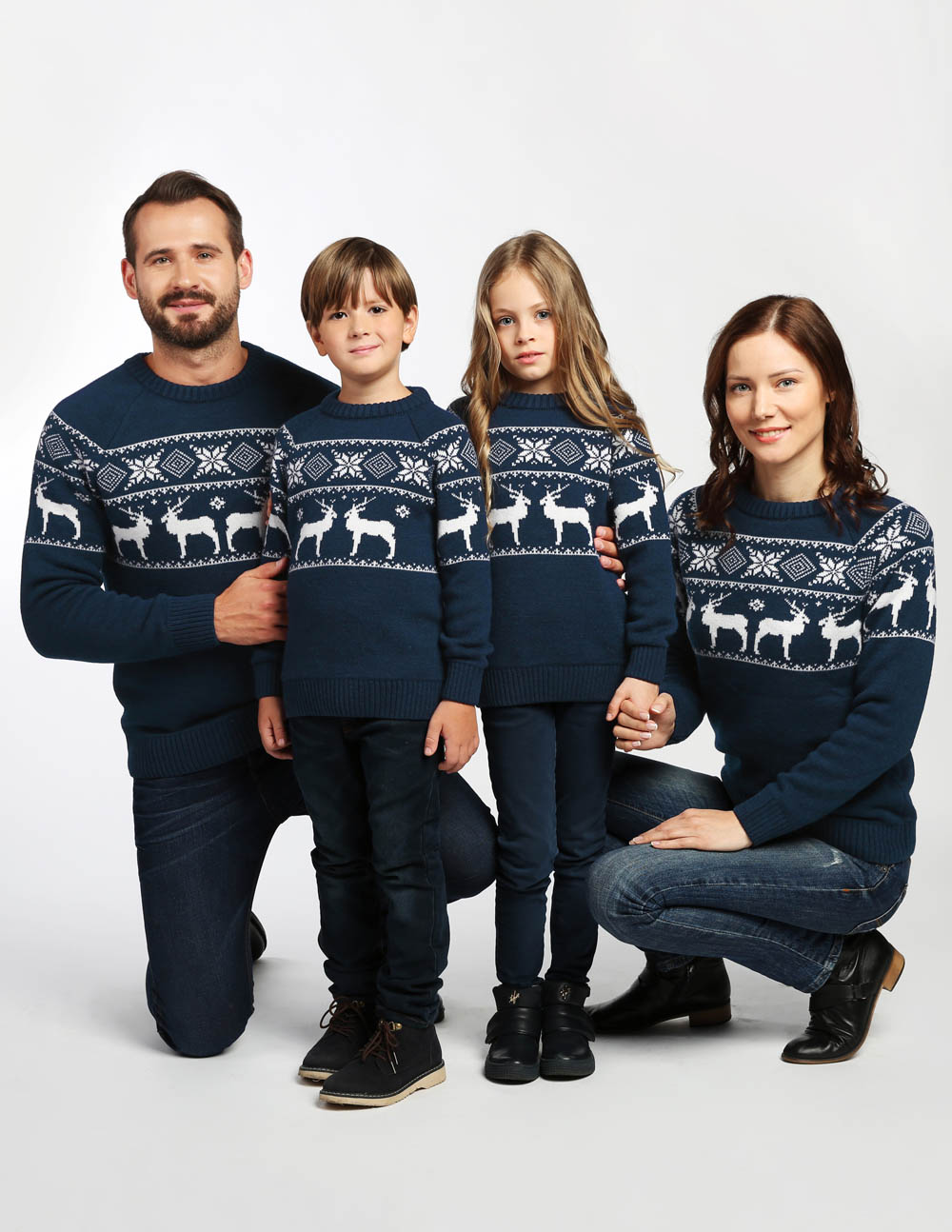 Свитеры с оленями в ряд для папы, мамы и двух детей - фото2