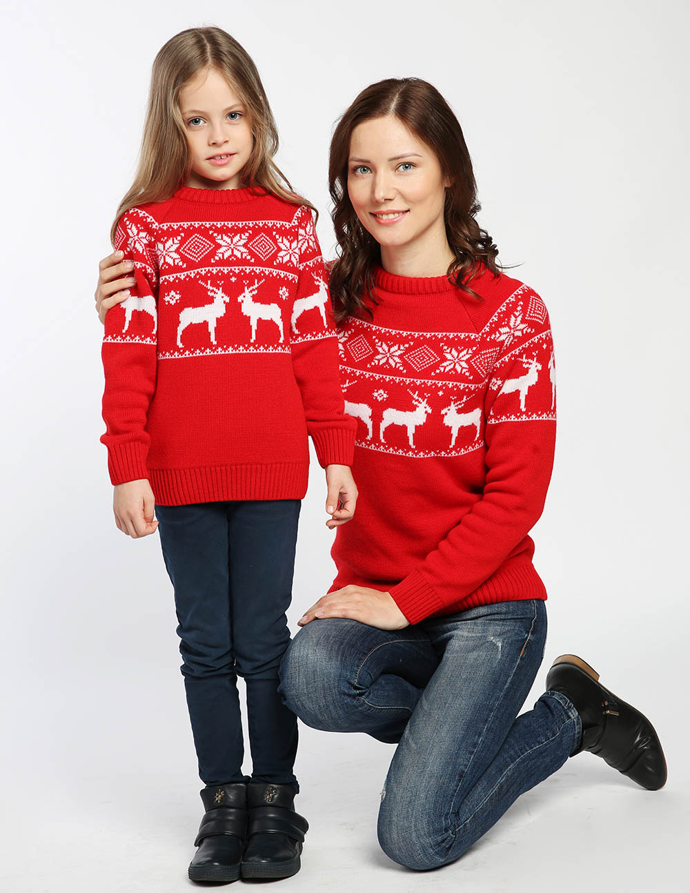 Свитера мам купи. Мама с дочкой в свитерах. Новогодние кофты на семью. Свитера с оленями для всей семьи недорогие. Джемпер семейный.