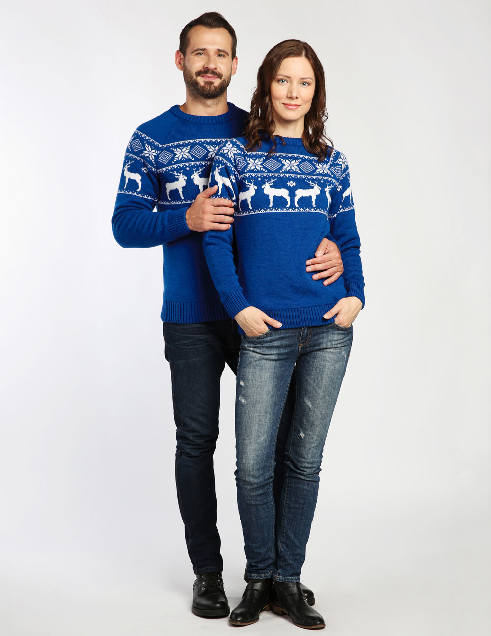 Мужской и женский свитеры с оленями в ряд - фото4