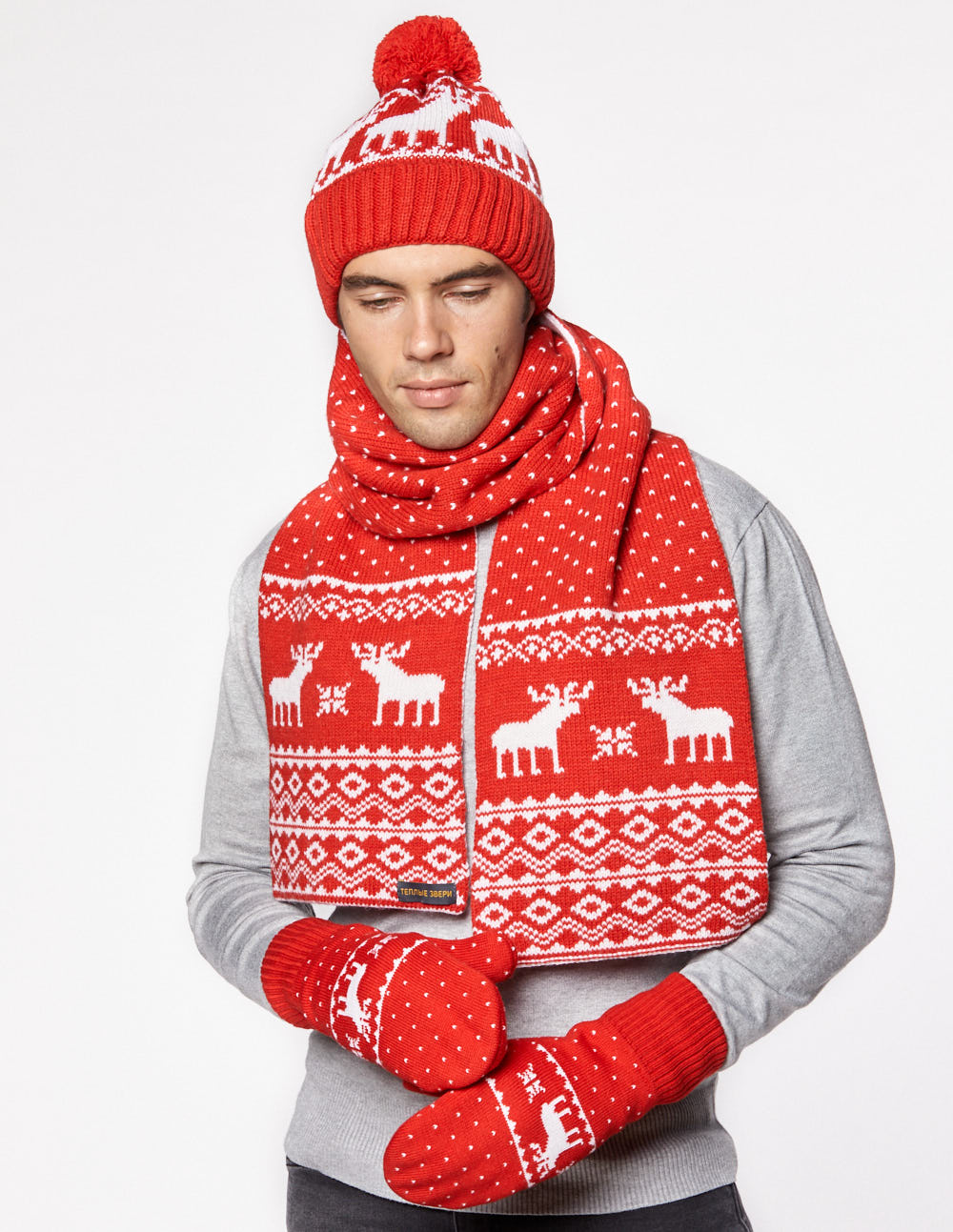 Мужские шапка, шарф и варежки с оленями - фото3