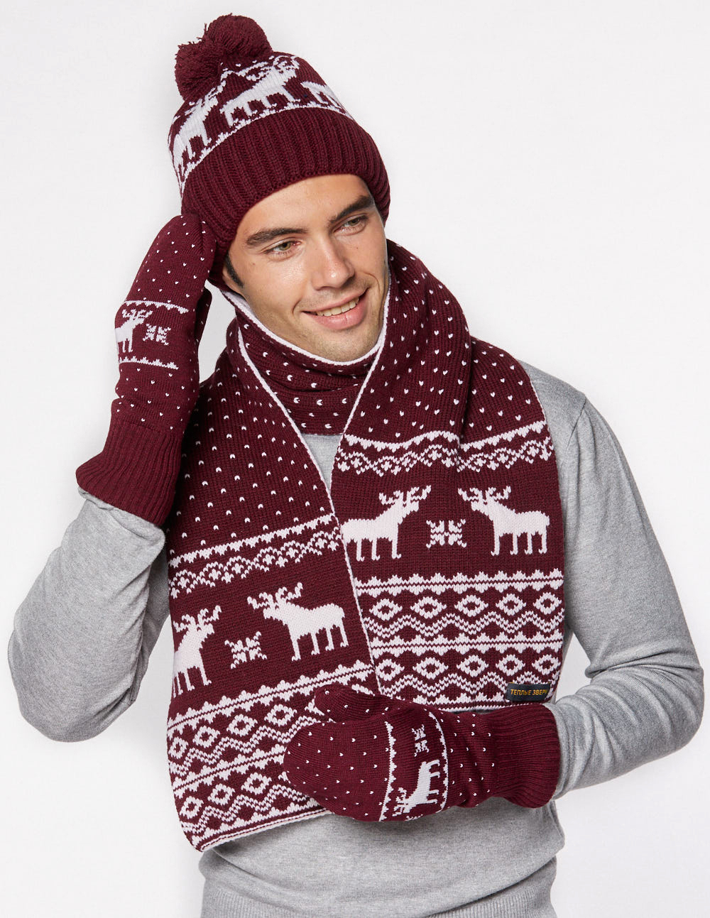 Мужские шапка, шарф и варежки с оленями - фото2