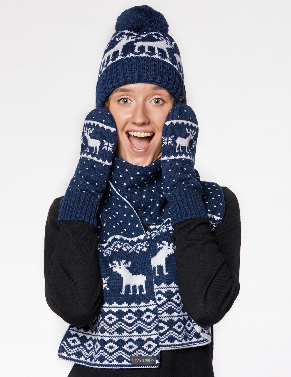 Женские шапка, шарф и варежки с оленями - фото1