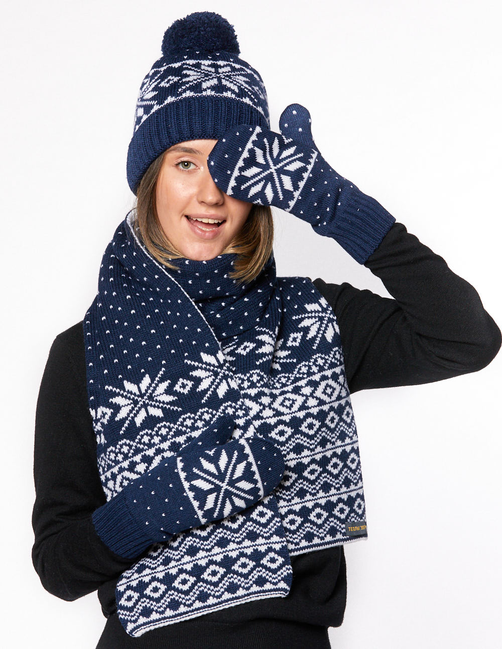 Женские шапка, шарф и варежки со снежинками - фото2