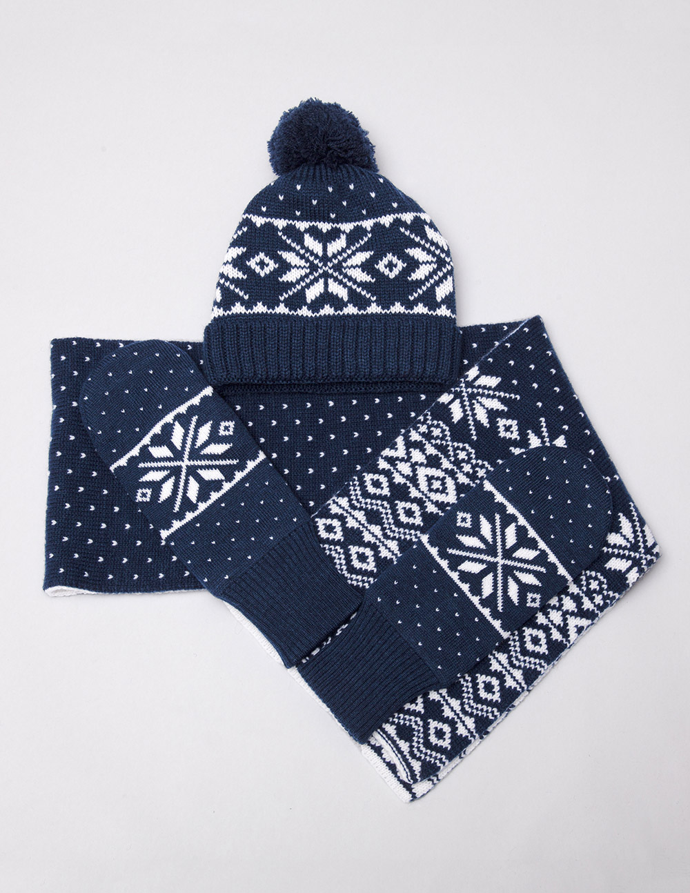 Женские шапка, шарф и варежки со снежинками - фото4