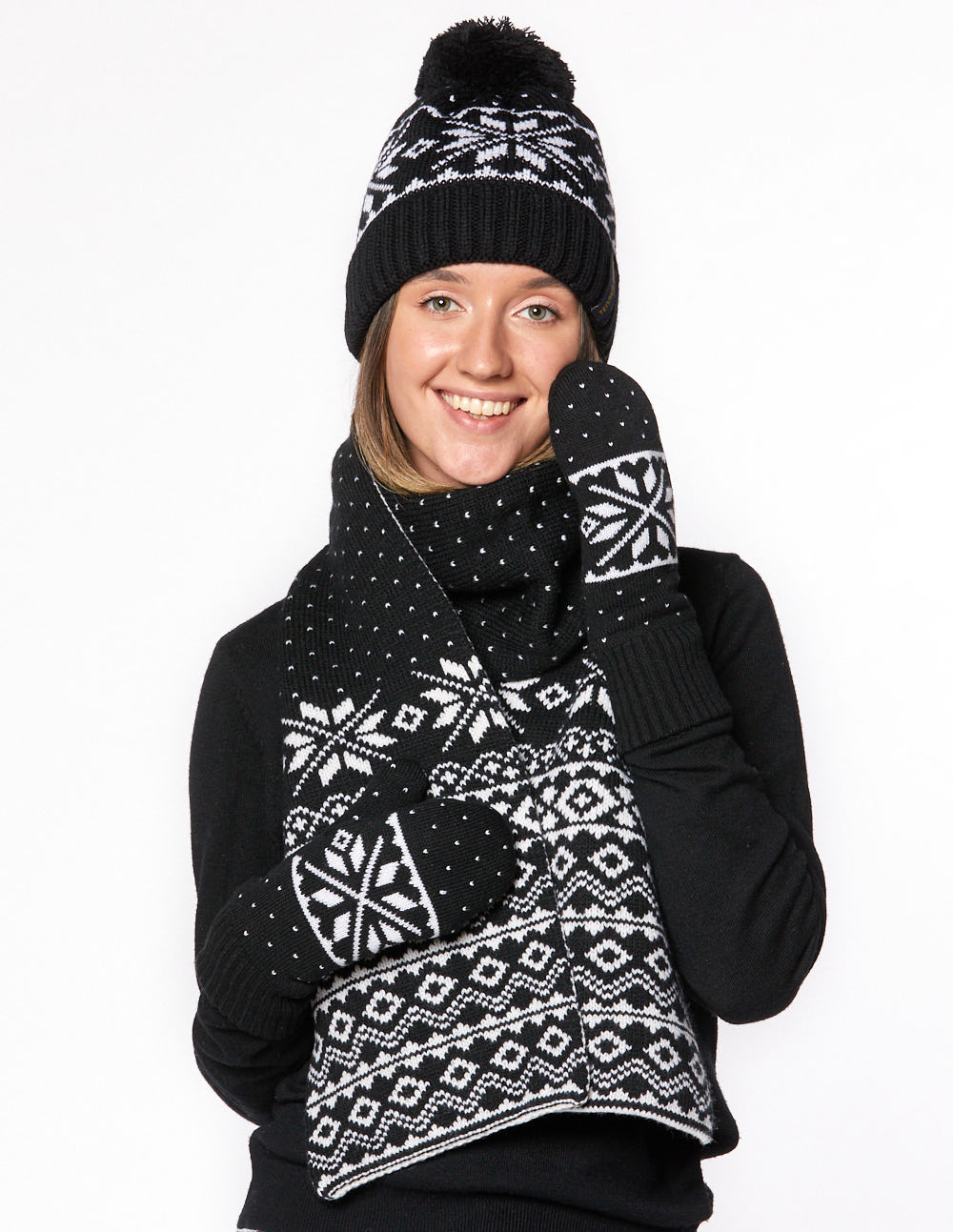 Женские шапка, шарф и варежки со снежинками - фото1