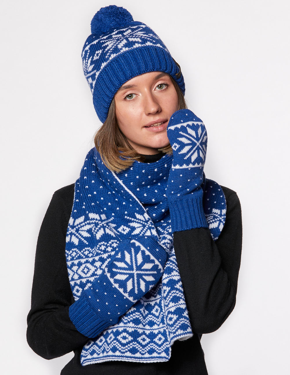 Женские шапка, шарф и варежки со снежинками - фото3