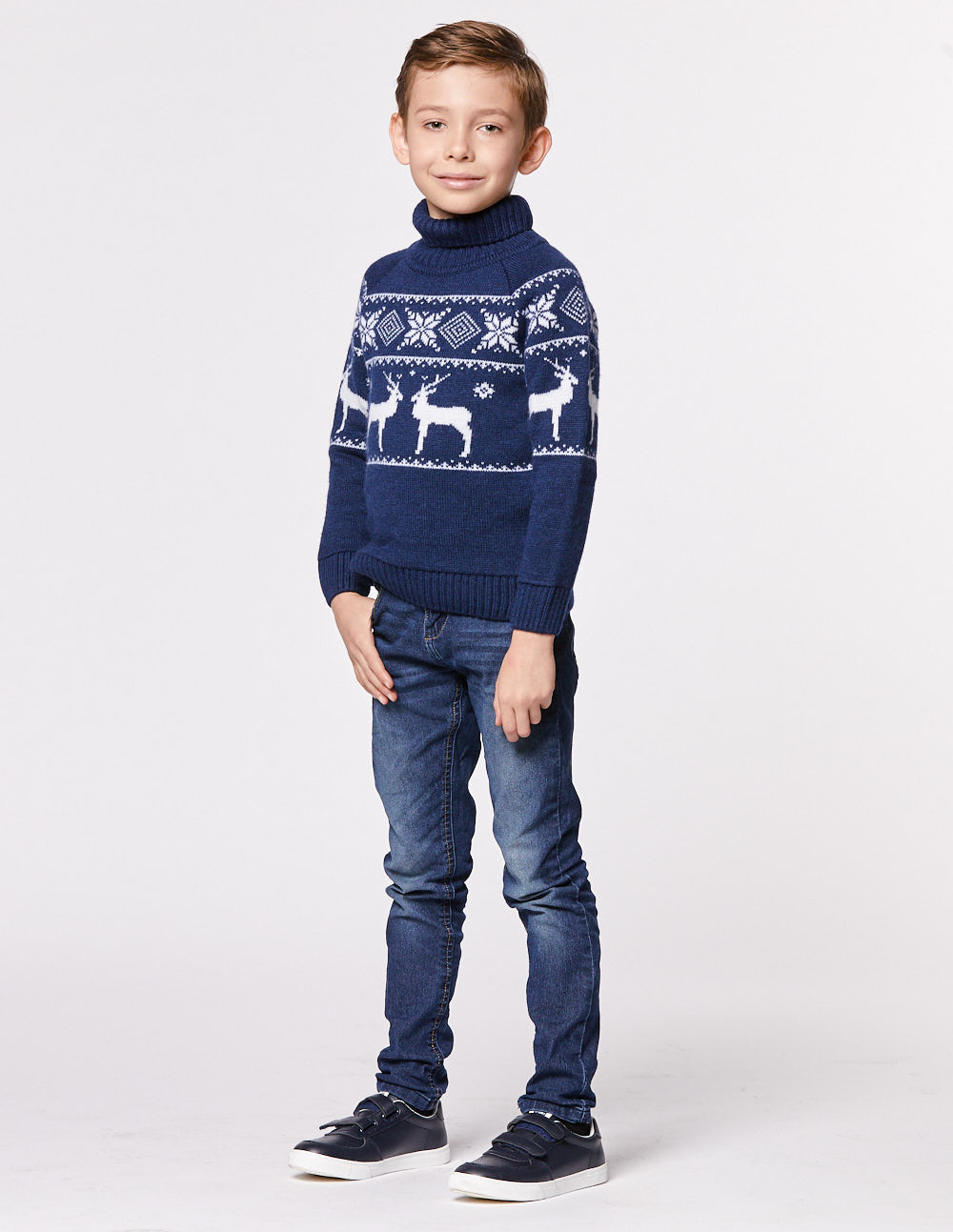 Детский свитер с оленями в ряд с горлом - фото4