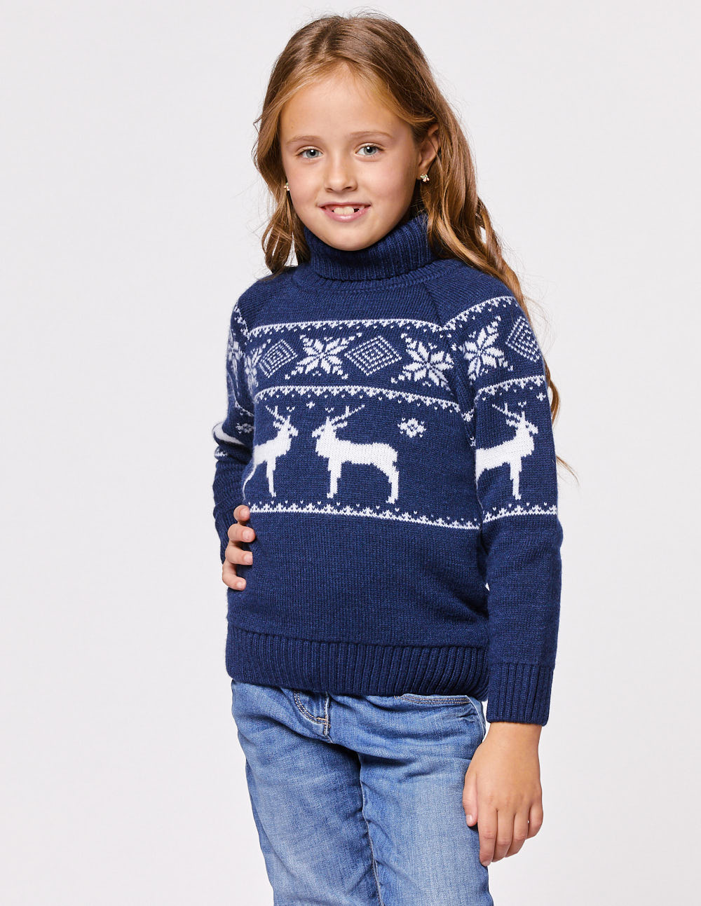 Детский свитер с оленями в ряд с горлом - фото1