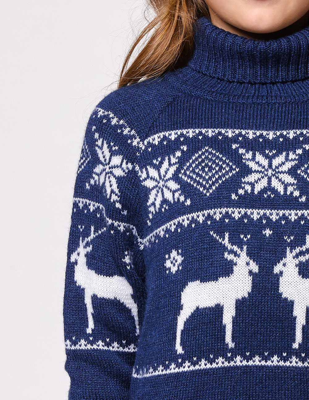 Детский свитер с оленями в ряд с горлом - фото5