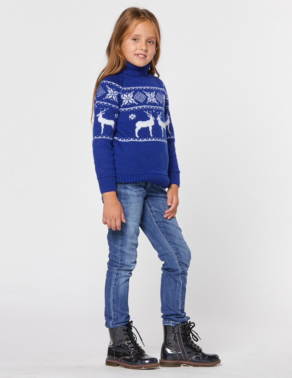 Детский свитер с оленями в ряд с горлом - фото4