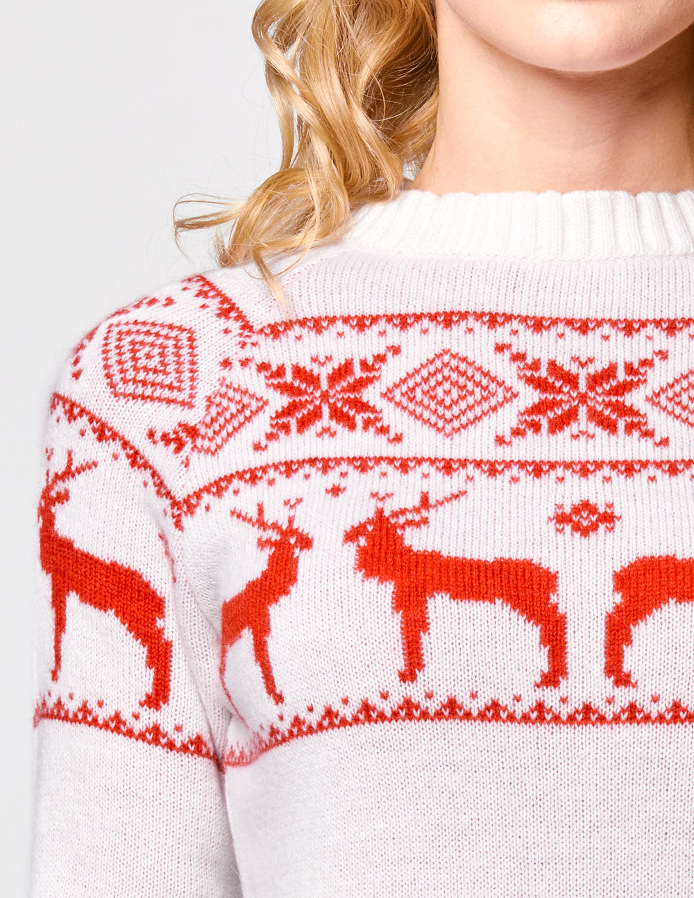 Женский свитер с оленями в ряд - фото2